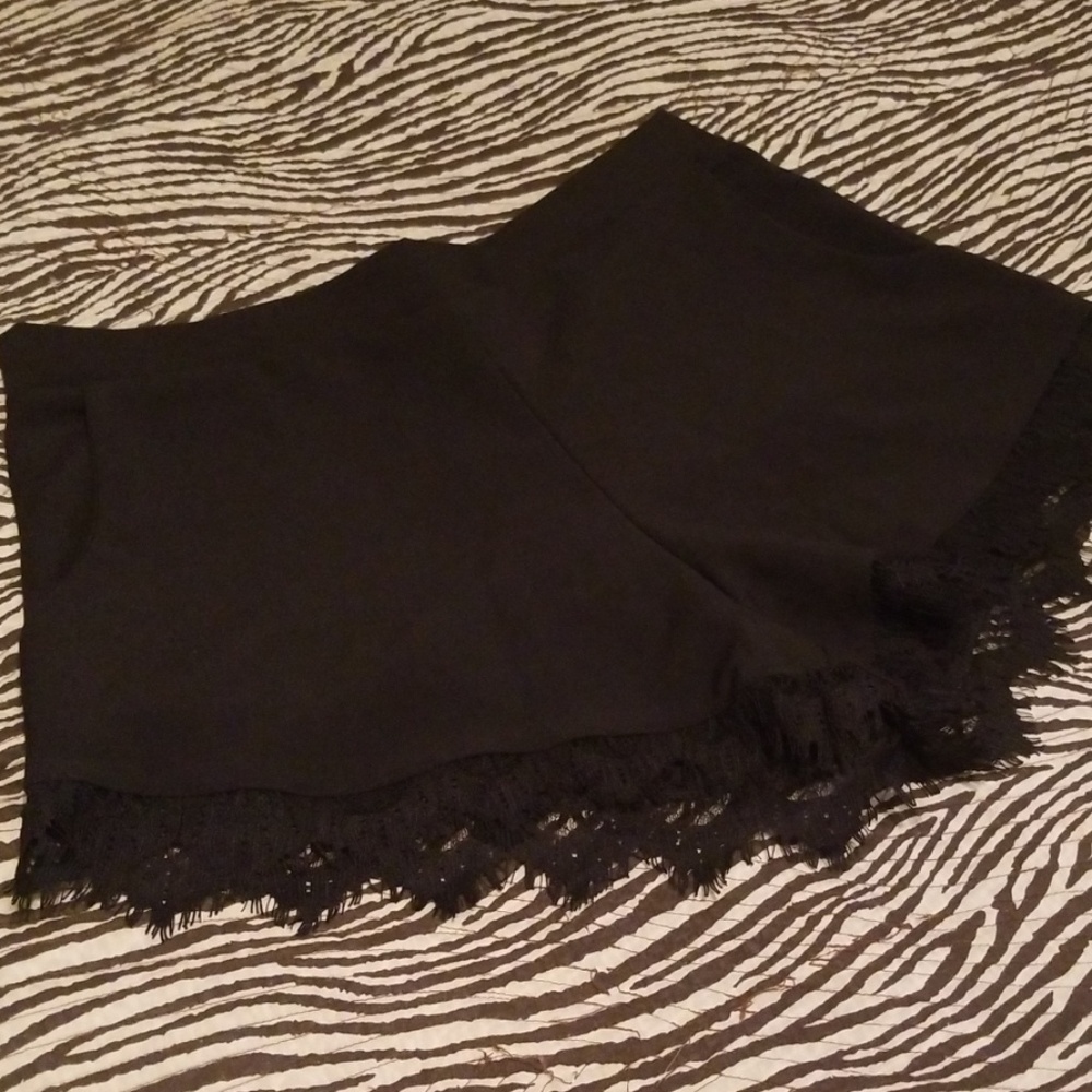 DRESS SHORTS WITH LACE FRINGE